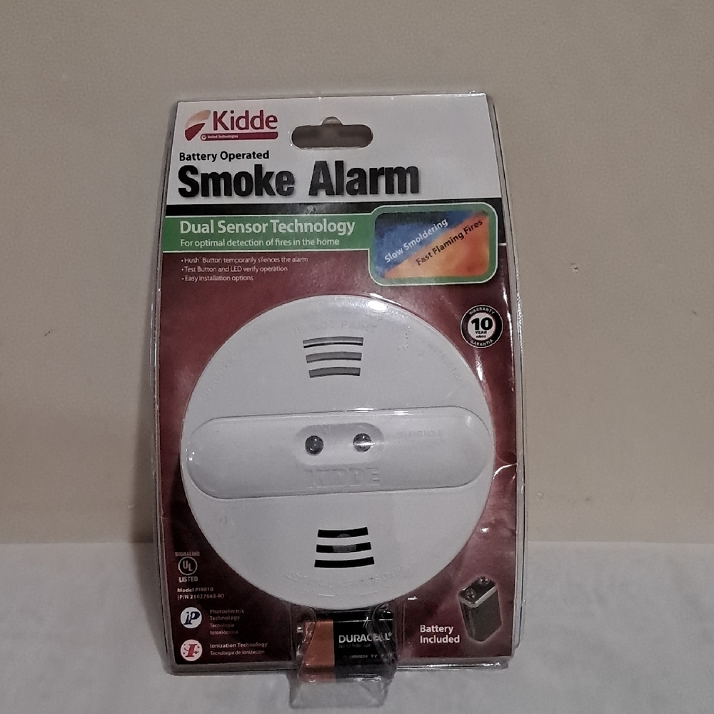 White Battery-Operated Smoke Alarm with Dual Sensor Technology